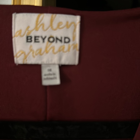 𝕍𝕖𝕣𝕪 𝕗𝕝𝕒𝕥𝕥𝕖𝕣𝕚𝕟𝕘 𝕒𝕟𝕕 𝕔𝕠𝕞𝕗𝕪 𝕓𝕦𝕣𝕘𝕦𝕟𝕕𝕪 𝕕𝕣𝕖𝕤𝕤 - Picture 4 of 5